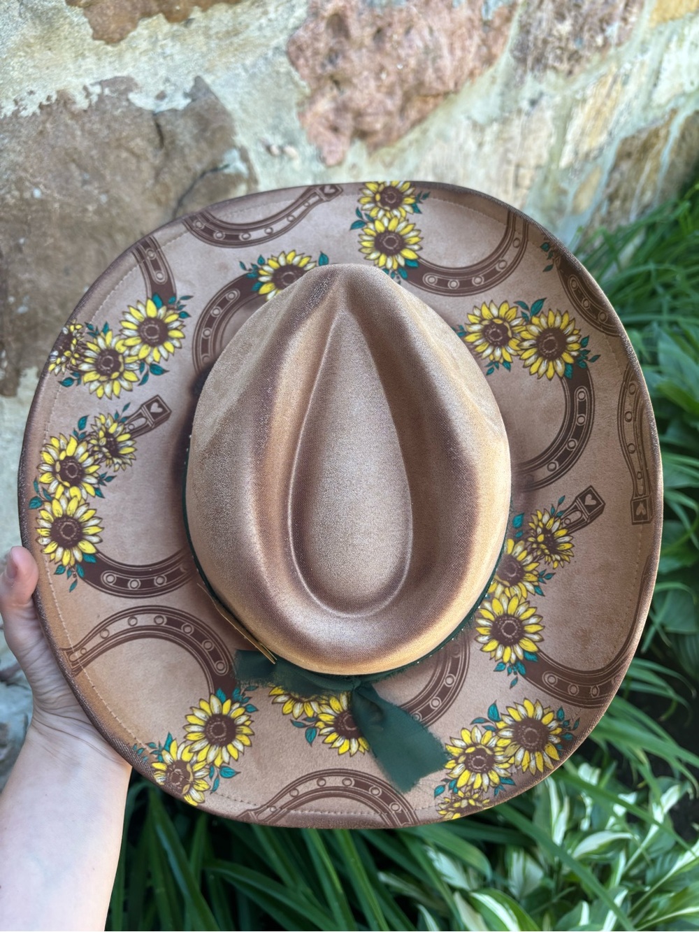 Nwt OS Horseshoe/Sunflowers suede hat